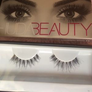 Huda beauty lashes in giselle